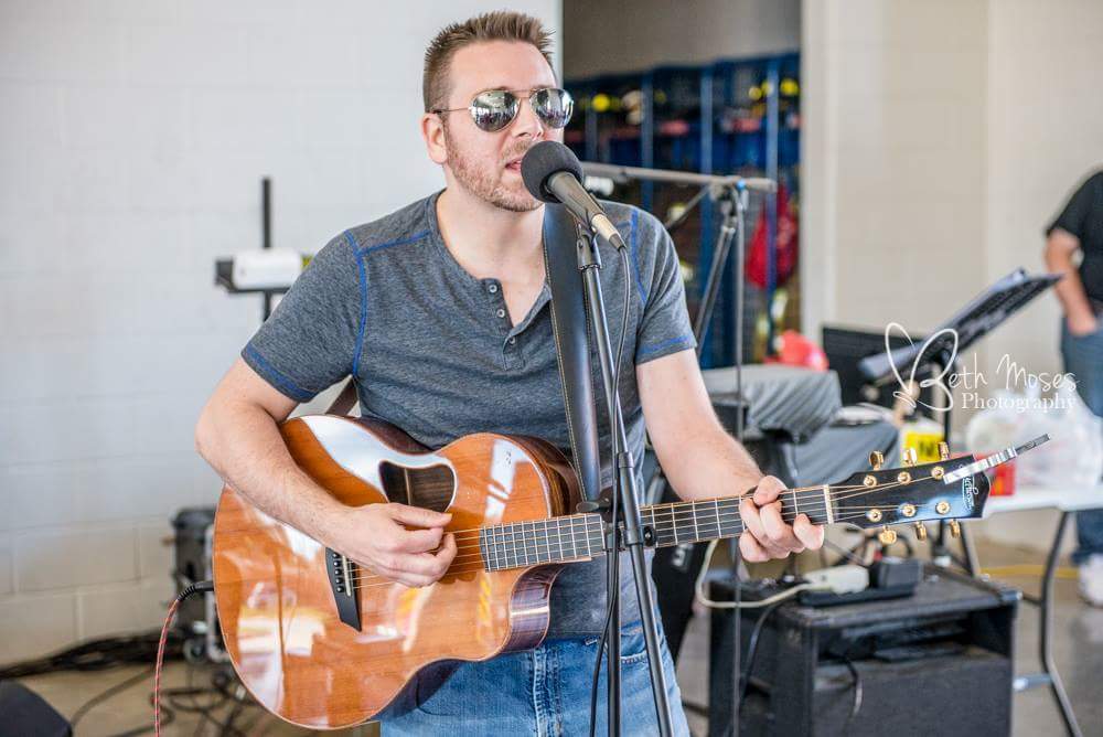 Dan Ennis performs live music on Lake Conroe